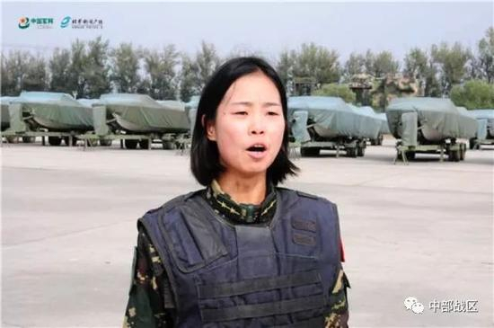 蒋淑珍下达训练口令。