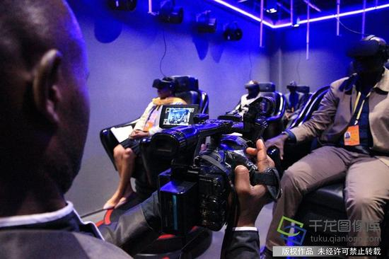 图为外国媒体记者体验VR游戏。千龙网记者 孙迟摄