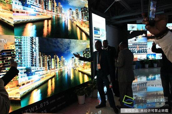 图为外国媒体记者参观LED显示设备。千龙网记者 孙迟摄
