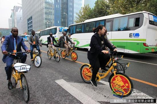 图为外国媒体记者在中关村街头骑行小黄车。千龙网记者 孙迟摄