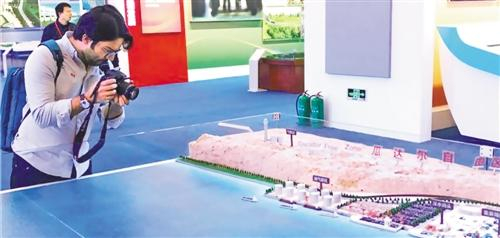 巴基斯坦VSH新闻电视台记者沙默尔·阿萨努拉的家乡是瓜达尔所在的俾路支省。在参观“砥砺奋进的五年”大型成就展时，他看到瓜达尔自由区的模型，兴奋地对着模型拍个不停。 中国经济网记者于跃摄