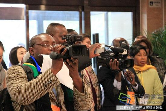 图为外国媒体记者访问利亚德光电集团。千龙网记者 孙迟摄