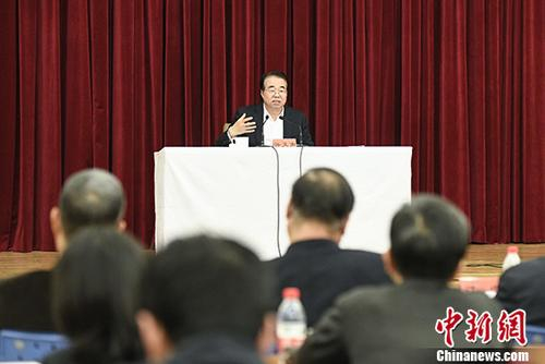 10月26日，国务院侨办召开学习贯彻党的十九大精神专题会议，党组书记许又声传达十九大精神并提出学习贯彻要求。 中新社记者 崔楠 摄