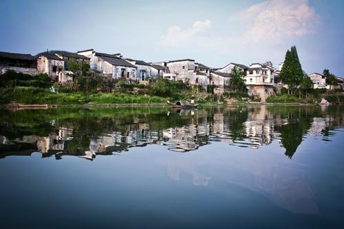 安徽歙县新安江畔的渔梁坝。 &nbsp;小 &nbsp;林摄