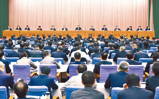 　　10月26日下午，省委召开常委扩大会议，传达学习党的十九大和十八届七中全会、十九届一中全会精神，研究部署我省学习宣传贯彻工作。图为大会会场。程兆 摄