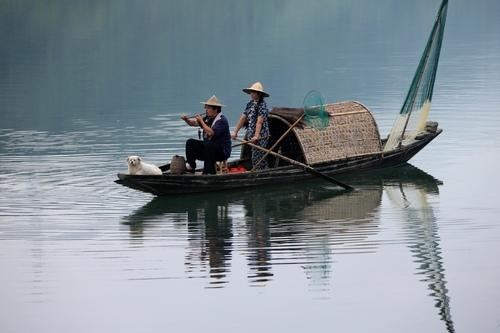 新安江建德市下涯段的江面上渔舟唱晚。 &nbsp;施广德摄&nbsp;&nbsp;