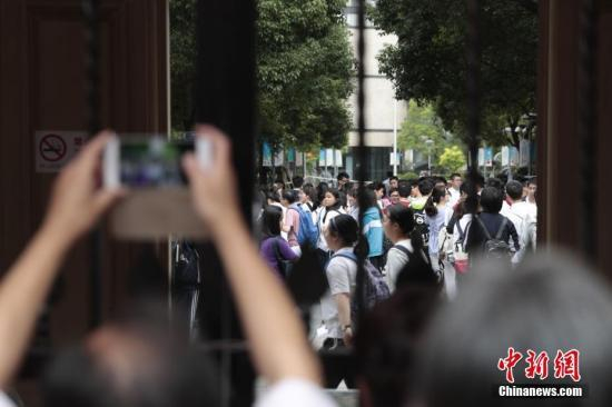  2017年6月7日，高考大幕正式拉开，上海5万余名考生步入考场，参加考试。据悉，今年是上海第一年实施全新的高考改革方案，实施“3+3”新高考方案。&nbsp;中新社记者 张亨伟 摄