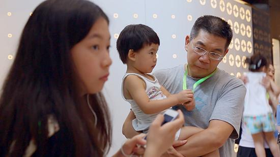 妹妹出生后萌萌与父母疏离。