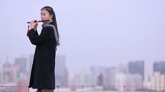 辰辰望着楼下的人吹笛子。