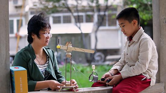 锡坤和母亲为特长生考试做准备。