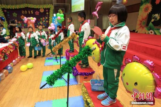 资料图：“超市购物”体验式学业成果展示在崇文小学体育馆举行，该校二年级的同学们每人拿一个小购物篮走进超市，以“购物”的形式替代传统考试。中新社发 富田 摄