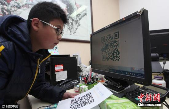 资料图：陕西省西安市一小学不再用大量的纸张打印出来交给老师了，网上提交一个二维码就搞定了。据悉，目前二维码提交作业是在该校的信息技术和综合实践课中运用。图片来源：视觉中国