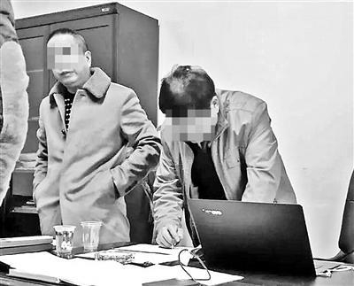 张宇（左一）正在工作中