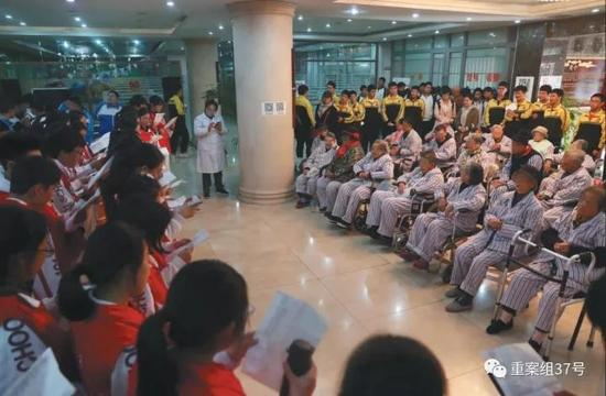  ▲10月20日，北京大学首钢医院安宁疗护中心，因为老人耳背，医护人员需要趴在老人耳边才能和老人交流。&nbsp;&nbsp;&nbsp;&nbsp;新京报记者 彭子洋 摄