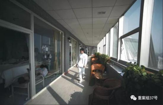 ▲隔着病房就是通透的长廊，护士在给病人换完药走出病房。&nbsp;&nbsp;&nbsp;&nbsp;新京报记者 彭子洋 陶冉 摄