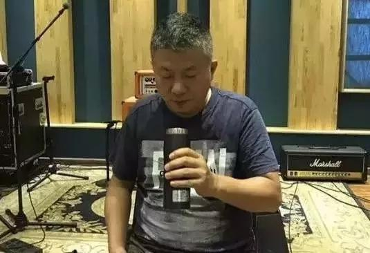 ▲赵明义与保温杯。 &nbsp;图/新京报网