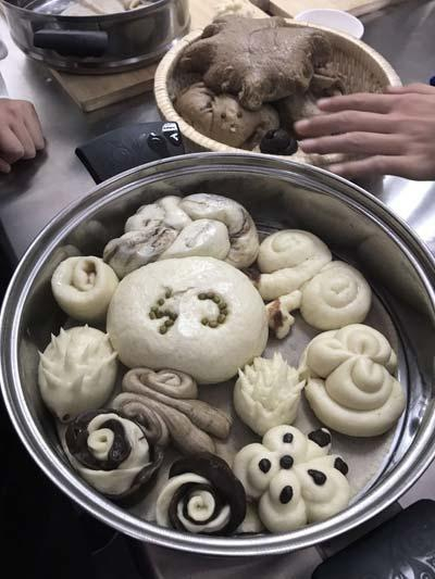 学生在学农课程中学习蒸馒头花卷，图片为他们的创意作品。 一零一中初二年级家委会提供金秋十月，收获时节。北京市昌平区沙河镇王庄村的中国农机院北京农机试验站院内，一群初中学生在田间地头开心地忙碌着。