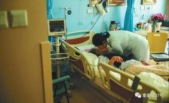 ▲10月20日，北京大学首钢医院安宁疗护中心，因为老人耳背，医护人员需要趴在老人耳边才能和老人交流。&nbsp;&nbsp;&nbsp;&nbsp;新京报记者 彭子洋 陶冉 摄