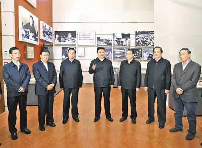 　　11月29日，中共中央总书记、中央军委主席习近平和中央政治局常委李克强、张德江、俞正声、刘云山、王岐山、张高丽等来到国家博物馆，参观《复兴之路》展览。新华社记者 兰红光摄