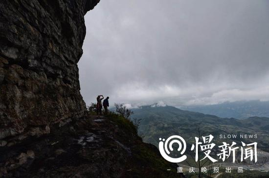 爬到绝壁处休息，金佛山美景尽收眼底