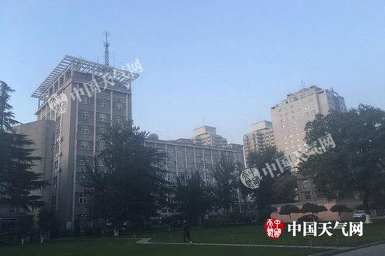 今天清晨的北京晴空万里。