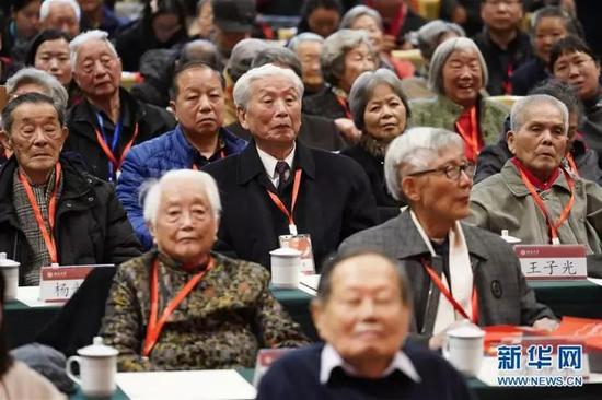 西南联大老校友欣赏北京大学合唱团学生演唱西南联大校歌。