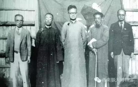 1940年联大中文系教授在昆明北郊大普吉镇合影，左起，朱自清、罗庸、罗常培、闻一多、王力