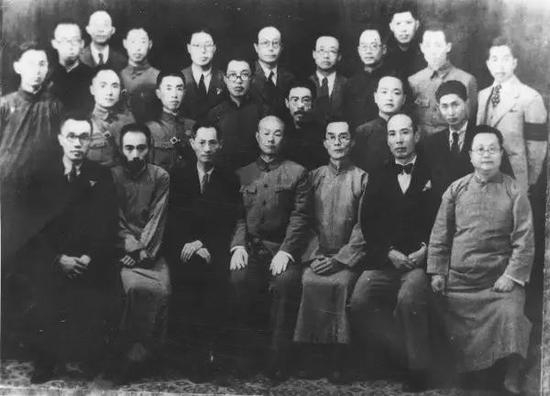 1938年西南联大负责人与旅行团全体教员合影，前排右三是梅贻琦。