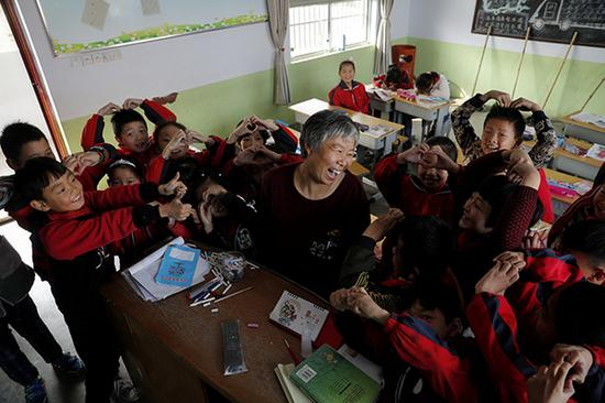 学生们下课后和孟凡芹玩耍