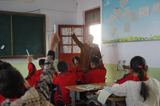 孟凡芹在给学生们上课。 本文图均为受访者供图