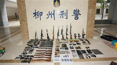 11月1日，广西柳州市警方通报近期侦破的一起特大跨国网络贩枪案，案件涉全国16个省份。图为该案件中缴获的枪支。图/视觉中国