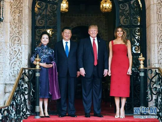 ▲资料图片：4月6日，国家主席习近平在美国佛罗里达州海湖庄园同美国总统特朗普举行中美元首会晤。这是习近平和夫人彭丽媛同特朗普和夫人梅拉尼娅合影留念。