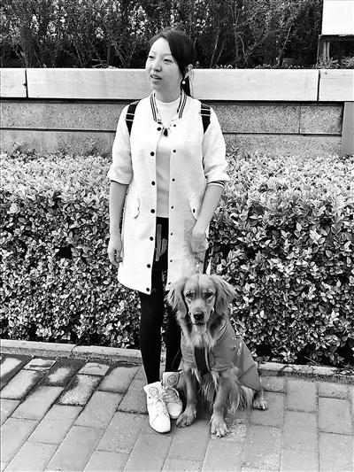 徐女士和她的导盲犬在一起