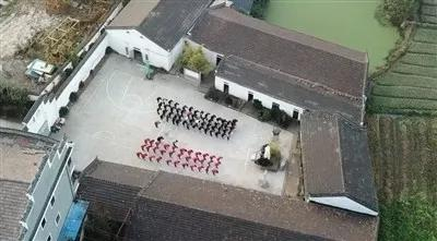 《新京报》航拍的豫章书院早晨组织学生跪拜孔子塑像。