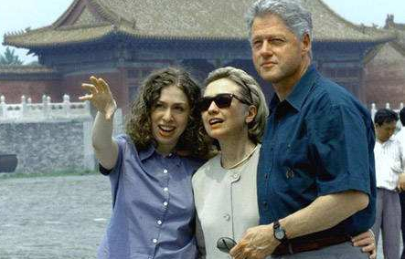  1998年7月，克林顿一家游览漓江风光。