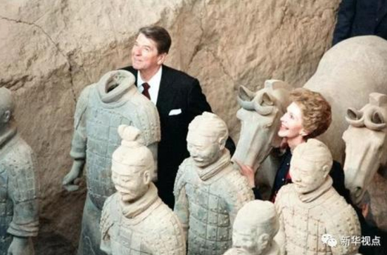  1984年4月时任美国总统里根和夫人南希参观陕西秦始皇陵兵马俑。