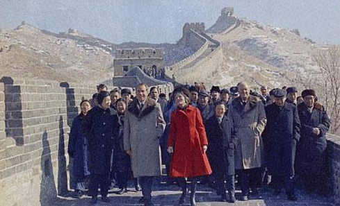  1972年，美国总统尼克松和夫人参观游览长城