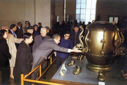  1972年，时任美国总统尼克松一行参观北京故宫博物院。