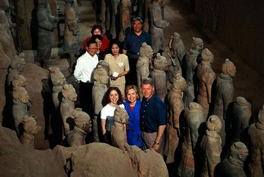 1998年6月26日，美国总统克林顿和夫人希拉里来到西安，参观了秦始皇兵马俑和陕西历史博物馆。克林顿不停地赞叹道：“非常精彩”、“不可思议”，并感慨道：“真希望到这里来当馆长。”