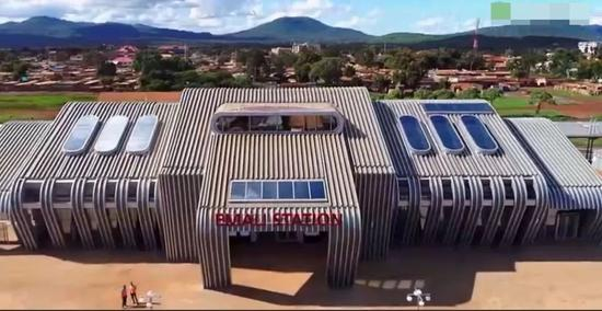 中国修建的火车站，成了当地标志性建筑