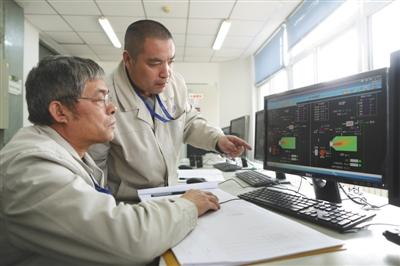 昨日，望京花家地供热厂，工作人员通过电脑点火供热锅炉，全市开始试供暖。新京报记者 侯少卿 摄