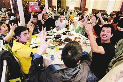 新人的聋哑人亲友们用手语祝贺新郎新娘