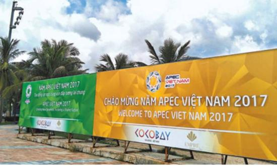 2017年亚太经合组织（APEC）领导人会议周将于11月6日在越南岘港拉开帷幕，其间将举行APEC第二十五次领导人非正式会议。图为岘港街头的宣传牌。