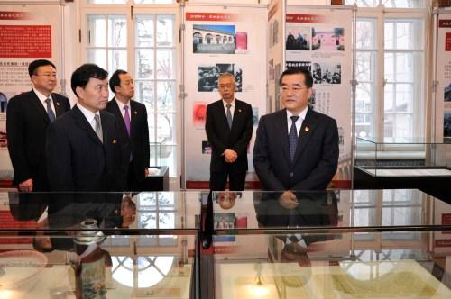 张庆伟等省领导到革命领袖视察黑龙江纪念馆集体参观学习。