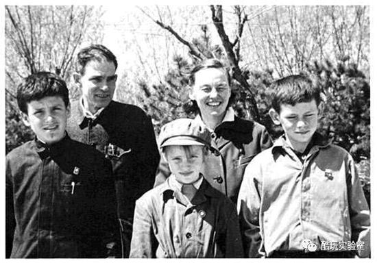 图：寒春阳早夫妇和孩子们在中国