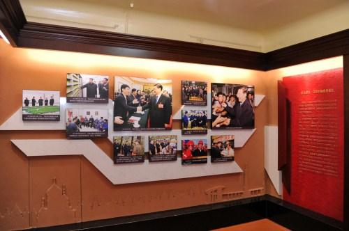 纪念馆内收藏和陈列着习近平来我省视察期间留下的珍贵照片。