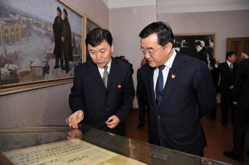 张庆伟听取讲解，参观革命领袖视察黑龙江纪念馆内文物。