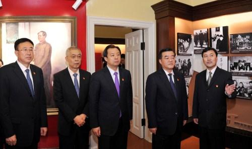 张庆伟等省领导到革命领袖视察黑龙江纪念馆集体参观学习。