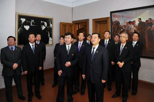 张庆伟等步入纪念馆，认真听取讲解。