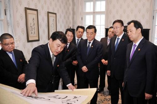 张庆伟等参观革命领袖视察黑龙江纪念馆内文物，一起回顾党和国家领导人对黑龙江省的亲切关怀。